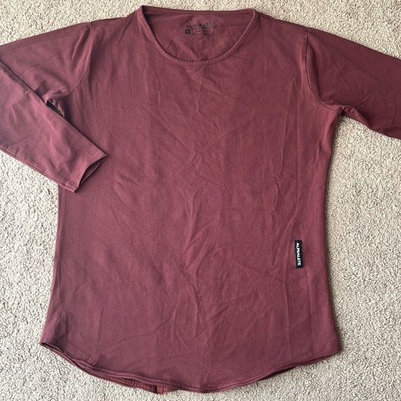 Alphalete Lifestyle Fit Long Sleeve Curve Hem Red T Shirt - Picture 1 of 7